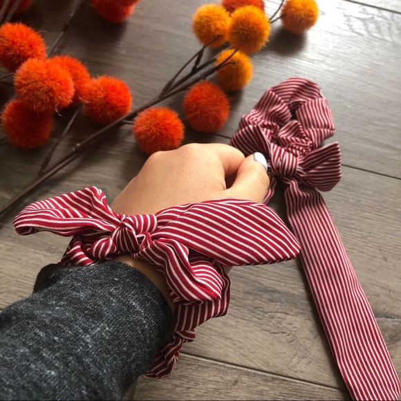 Red striped Bow Scrunchie Set - Picture 2 of 2